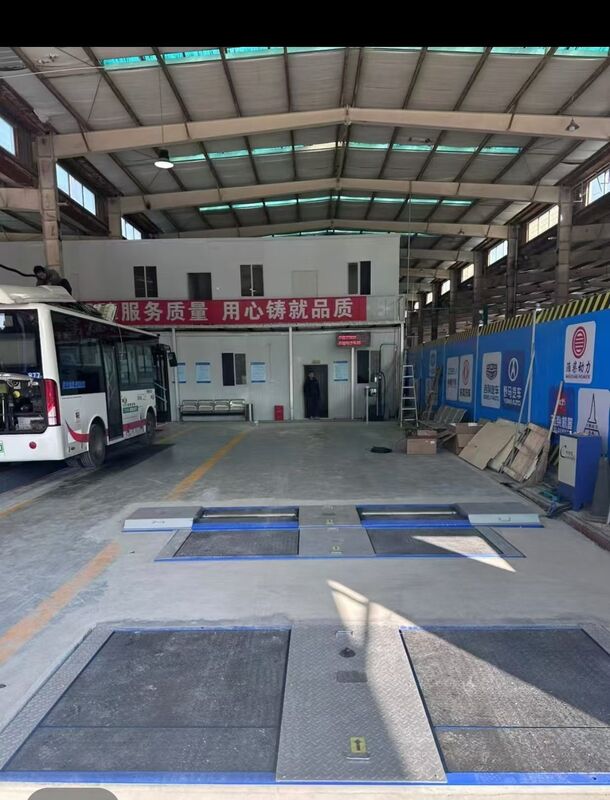 Cartesy xe tải đường thử nghiệm cho xưởng sửa chữa ô tô Trình thử lực phanh cuộn với trục tải hai tấm bên trượt thử nghiệm 10T công suất